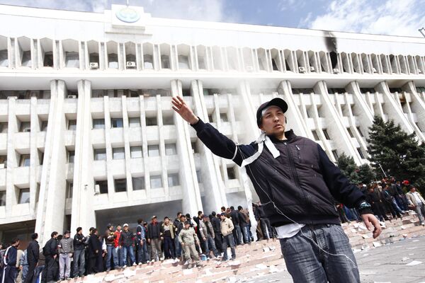 Митингующие у здания Дома правительства во время Апрельской революции, Бишкек. Архивное фото - Sputnik Кыргызстан