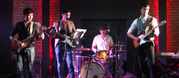 На кыргызском исполнена песня группы The Beatles ко дню Битломании На кыргызском исполнена песня группы The Beatles ко дню Битломании - Sputnik Кыргызстан