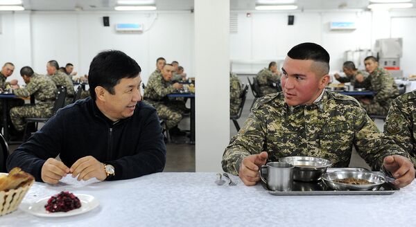 Премьер-министр Кыргызской Республики Темир Сариев в столовой с солдатами Нацгвардии - Sputnik Кыргызстан