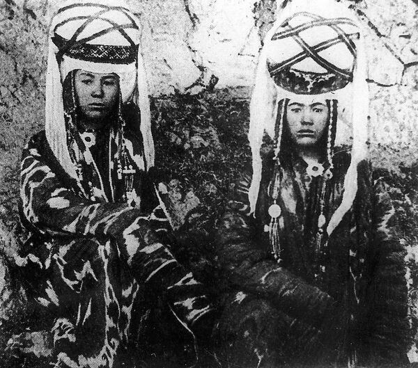 Этот снимок девушек из знатных кыргызских семей был сделан за год до начала XX века. Наряды выполнены из ярких тканей, а на головных уборах красуются массивные серебряные украшения. - Sputnik Кыргызстан