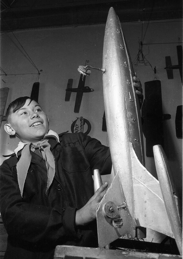 Юрий Гагарин космоско учкандан кийин советтик балдардын бардыгы космонавт болом дечү. 1960-жылдары ракета жасоо боюнча ийримдерге мектеп окуучулары абдан көп келе турган - Sputnik Кыргызстан