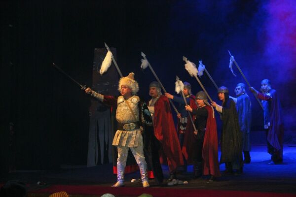 Артисты на сцене во время спектакля Барсбек по пьесе драматурга Султана Раева. - Sputnik Кыргызстан