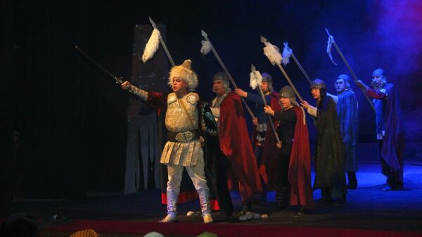 Артисты на сцене во время спектакля Барсбек по пьесе драматурга Султана Раева. - Sputnik Кыргызстан