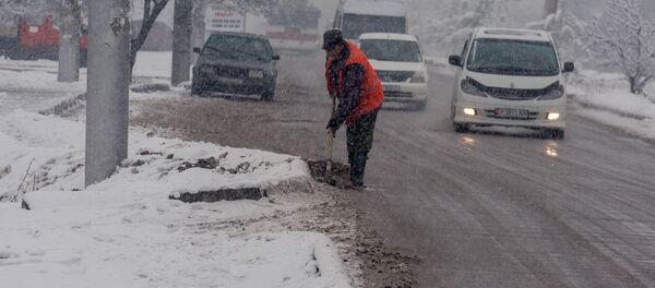 Сотрудник муниципальной службы во время уборки снега в Бишкеке. Архивное фото - Sputnik Кыргызстан