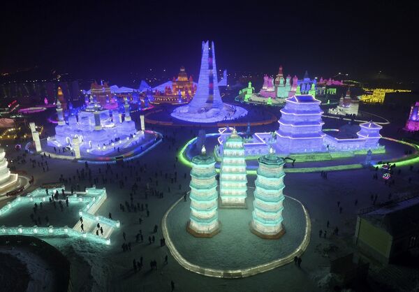 Архитектурные скульптуры из льда на международном фестивале льда и снега в Харбине - Sputnik Кыргызстан