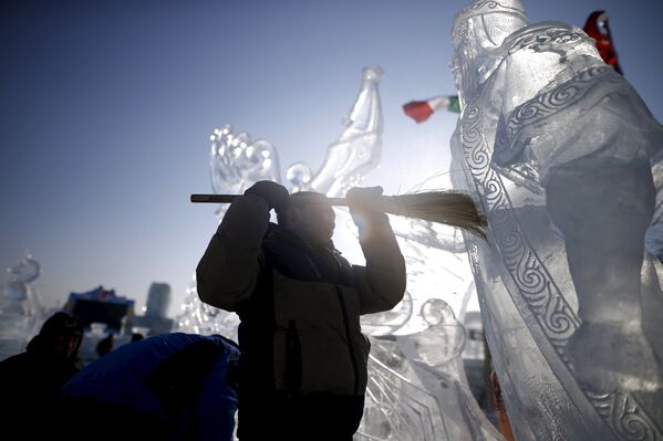 Конкурс проводится в трех дисциплинах — в создании снежных, ледовых и многослойных ледовых скульптур - Sputnik Кыргызстан
