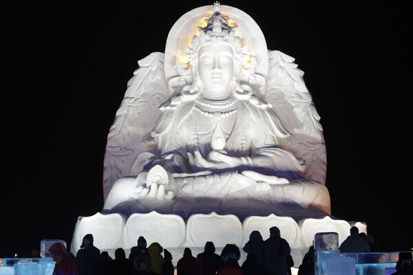 Статуя Будды. Все творения из снега и льда ночью подсвечены светодиодной иллюминацией - Sputnik Кыргызстан