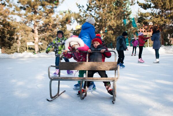 Дети катаются на коньках на ледовом катке в городе Каракол. - Sputnik Кыргызстан