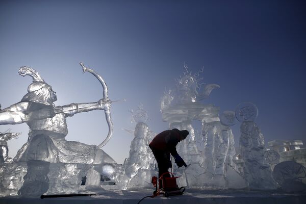В этом году на конкурс ледяных скульпторов приехали 110 художников из 15 стран мира - Sputnik Кыргызстан