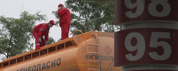 Рабочие на автозаправочной станции. Архивное фото - Sputnik Кыргызстан