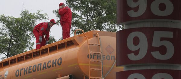 Рабочие на автозаправочной станции. Архивное фото - Sputnik Кыргызстан