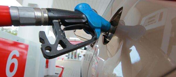 Заправочный пистолет в горловине бензобака. Архивное фото - Sputnik Кыргызстан