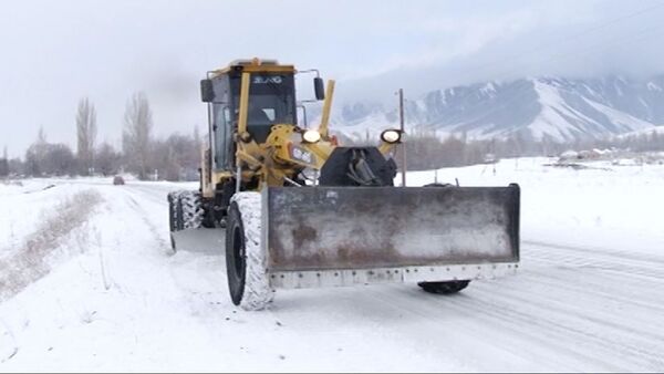 Грейдеры чистили трассу Тюп-Кеген от снежных наносов метровой толщины - Sputnik Кыргызстан