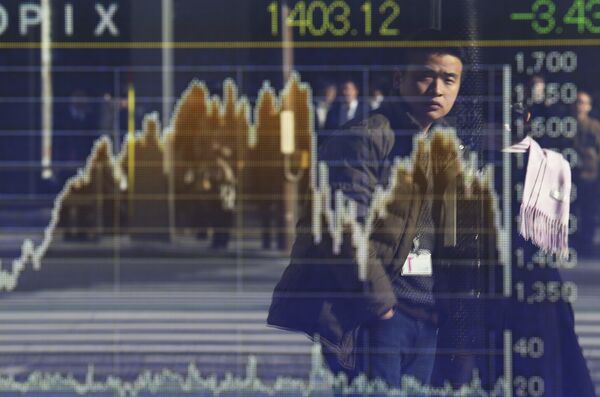 Отражение мужчины на электронной экране графика ценных бумаг в Токио, Япония. - Sputnik Кыргызстан