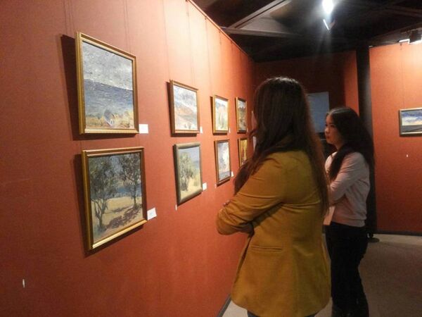 Посетители смотрят картины кыргызстанского художника на выставке в Красноярске. - Sputnik Кыргызстан
