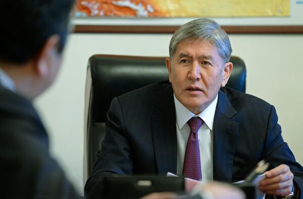 Президент Кыргызской Республики Алмазбек Атамбаев во время рабочей встречи. Архивное фото - Sputnik Кыргызстан