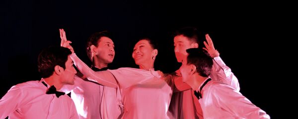 Кыргыз Эл жазуучусу, драматург Султан Раевдин Суфлер спектаклинде артисттер. Архив - Sputnik Кыргызстан