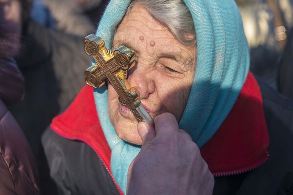 Прихожанка целует крест - Sputnik Кыргызстан