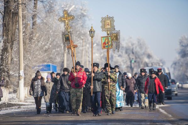 В крестном ходе приняли участие почти 300 человек - Sputnik Кыргызстан