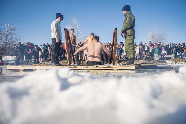 Люди на крещенском купании на церковном празднике - Sputnik Кыргызстан