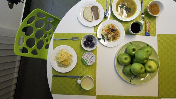 Обеденный стол с едой. Архивное фото - Sputnik Кыргызстан