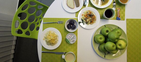 Обеденный стол с едой. Архивное фото - Sputnik Кыргызстан