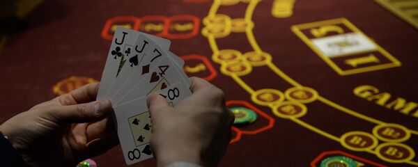 Мужчина играет в казино. Архивное фото - Sputnik Кыргызстан