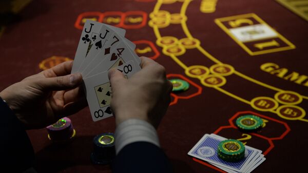 Мужчина играет в казино. Архивное фото - Sputnik Кыргызстан