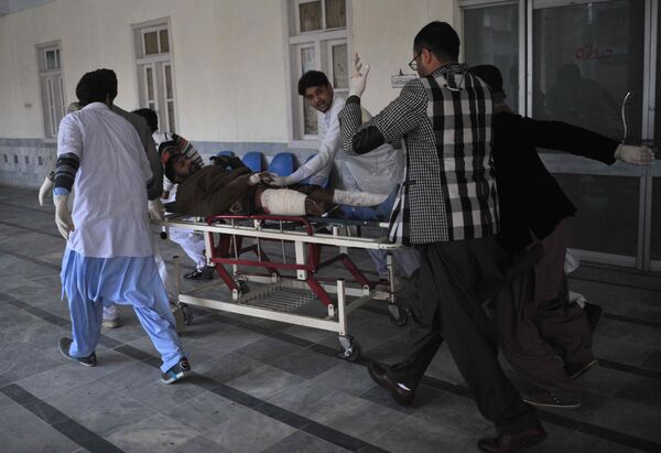 Врачи уносят раненного от нападения боевиков в Пакистане. - Sputnik Кыргызстан