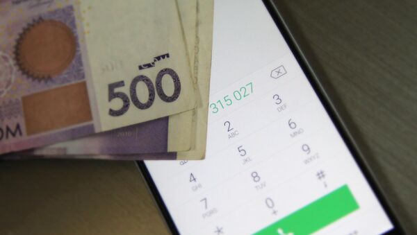 Мобильный телефон и деньги на столе. Архивное фото - Sputnik Кыргызстан
