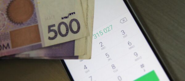 Мобильный телефон и деньги на столе. Архивное фото - Sputnik Кыргызстан