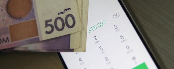Мобильный телефон и деньги на столе. Архивное фото - Sputnik Кыргызстан