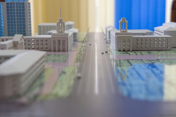 Бумажный макет зданий мэрии города Бишкек и Международного университета Кыргызстана на проспекте Чуй. - Sputnik Кыргызстан