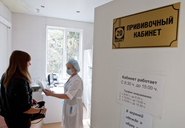 Пациентка входит в процедурный кабинет для получения прививки. Архивное фото - Sputnik Кыргызстан