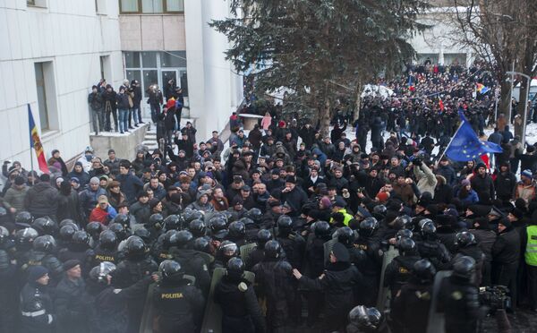 Митингдин катышуучулары Молдованын парламент имаратынын алдында. - Sputnik Кыргызстан