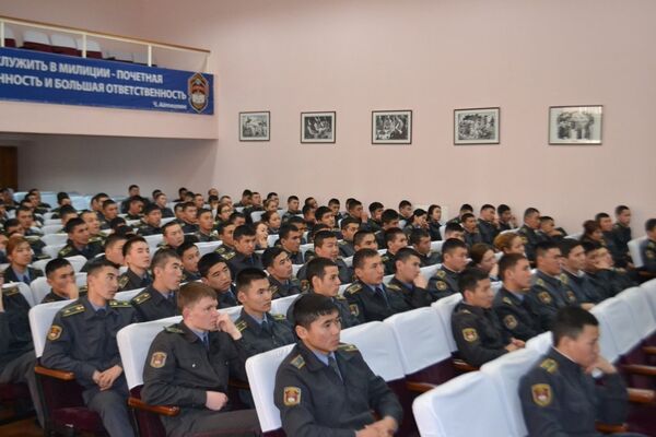 Представители международной ассоциации Генералы мира за мир посетили Академию МВД в Бишкеке и встретились с курсантами - Sputnik Кыргызстан