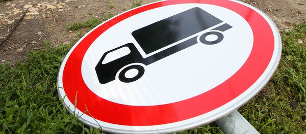 Упавший дорожный знак. Архивное фото - Sputnik Кыргызстан