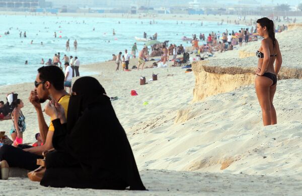 Отдыхающие на пляже в Дубае. Архивное фото - Sputnik Кыргызстан