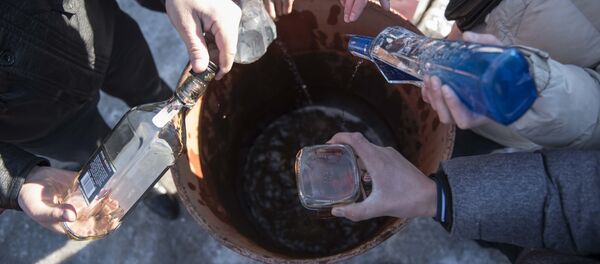 Участники акции сливают алкоголь в железные бочки. - Sputnik Кыргызстан