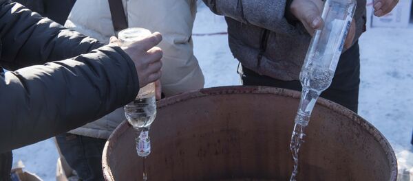 Уничтожение алкоголя. Архивное фото - Sputnik Кыргызстан