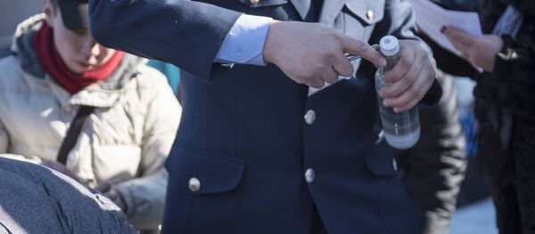 Мужчина с бутылкой спиртного. Архивное фото - Sputnik Кыргызстан