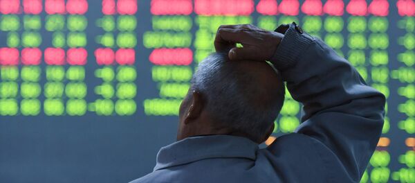 Биржа соодасын карап жаткан адам. Архив - Sputnik Кыргызстан