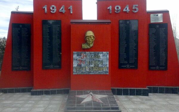 В прошлом году рядом с Лениным-воином установили новый монумент в честь павших в Великой Отечественной войне. - Sputnik Кыргызстан