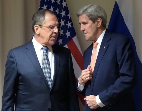 Министр иностранных дел РФ Сергей Лавров (слева) и государственный секретарь США Джон Керри. Архивное фото - Sputnik Кыргызстан