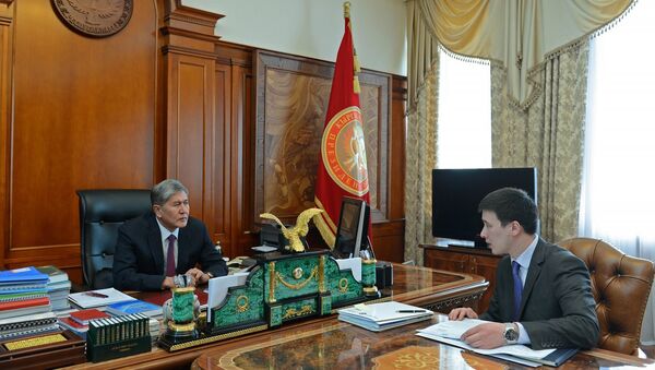 Президент Алмазбек Атамбаев и председатель Национальной энергетической холдинговой компании Айбек Калиев. Архивное фото - Sputnik Кыргызстан