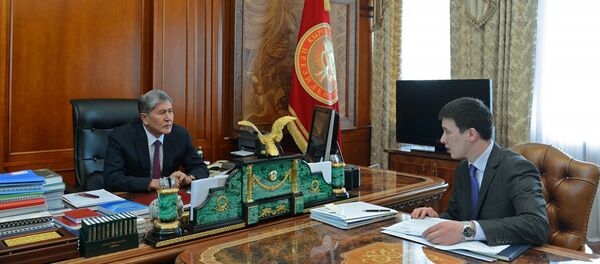 Президент Алмазбек Атамбаев и председатель Национальной энергетической холдинговой компании Айбек Калиев. Архивное фото - Sputnik Кыргызстан