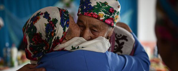 Празднование золотой свадьбы в семье алтайских казахов Дюсенби и Марии Кобдобаевых - Sputnik Кыргызстан