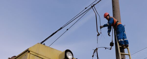 Электрик за работой. Архивное фото - Sputnik Кыргызстан