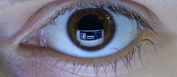 Отражение страницы социальной сети Фейсбук в глазу, архивное фото - Sputnik Кыргызстан