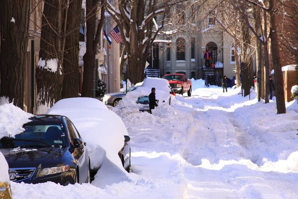 Сугробы на улицах Вашингтона после сильного снегопада в 2009 года. Архивное фото - Sputnik Кыргызстан